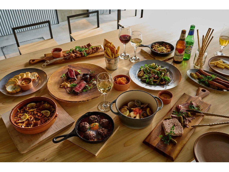 プランの料理は大皿にて
みんなでワイワイシェアして楽しむスタイルです