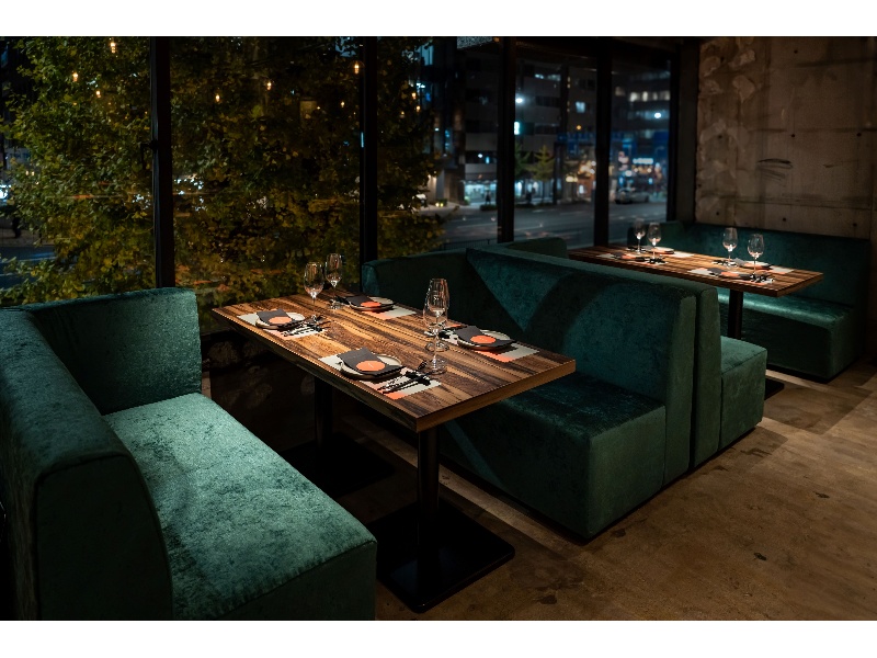 ゆったりとお過ごしいただける、窓側のソファー席