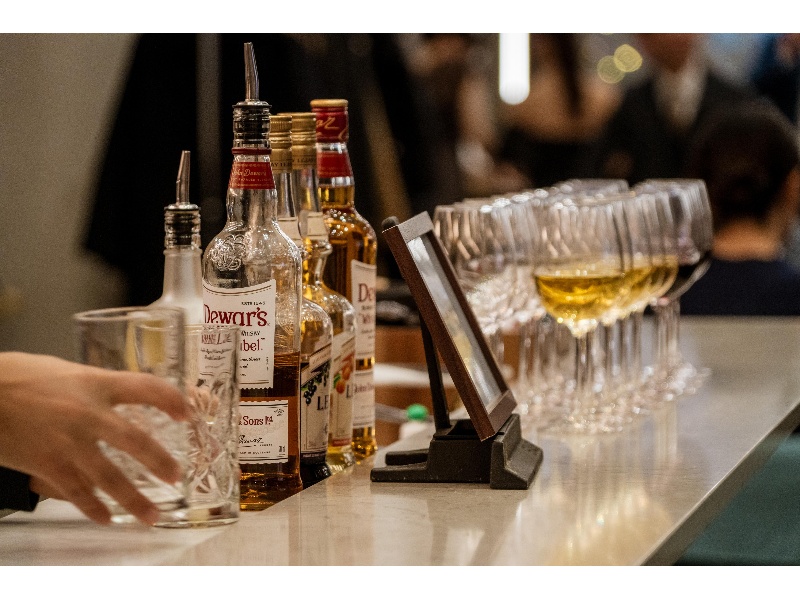 バーカウンターからフリーフローをお楽しみいただけます。