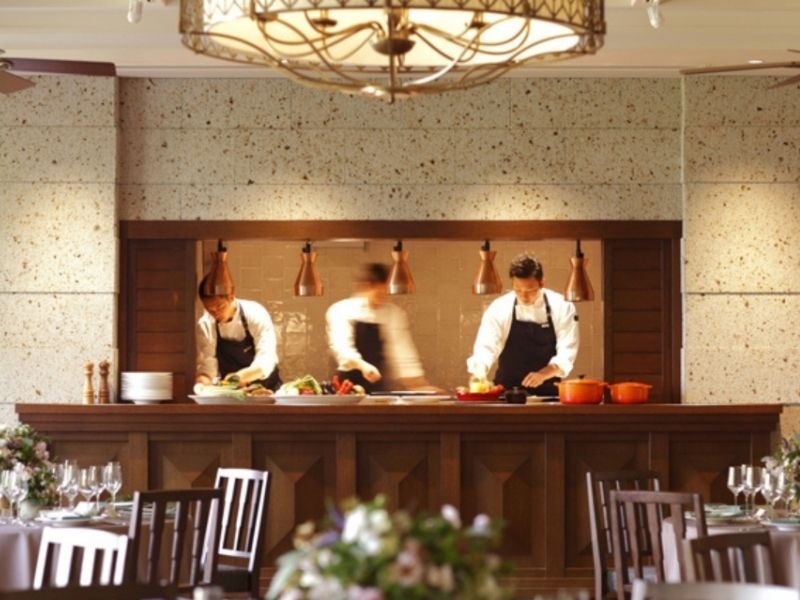 各宴会場に併設されたプライベートキッチンから、できたてのお料理をお届けいたします。