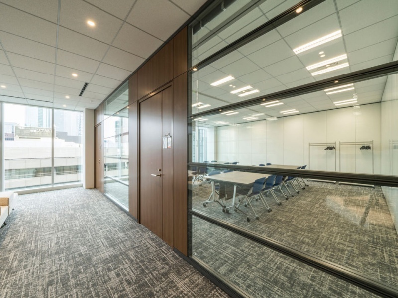 廊下側の全面ガラスウォールによる開放感に加え、奥に位置するRoomCの窓からは自然光が差し込み、室内を明るく保ちます。