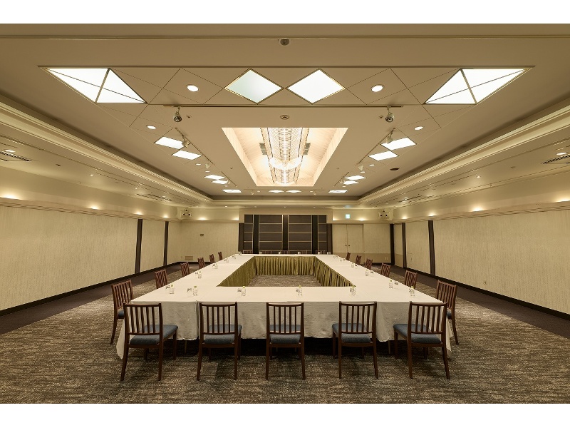 中宴会場【BALLROOM 04】着席パーティは最大80名、スクール形式は最大100名、シアター形式は最大180名収容可能。