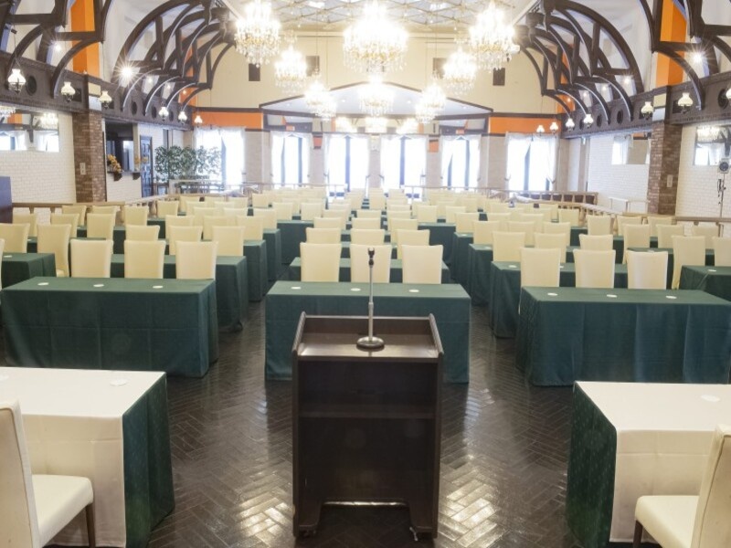 人数に合わせて大きさの異なる会場からご案内させていただきます。
