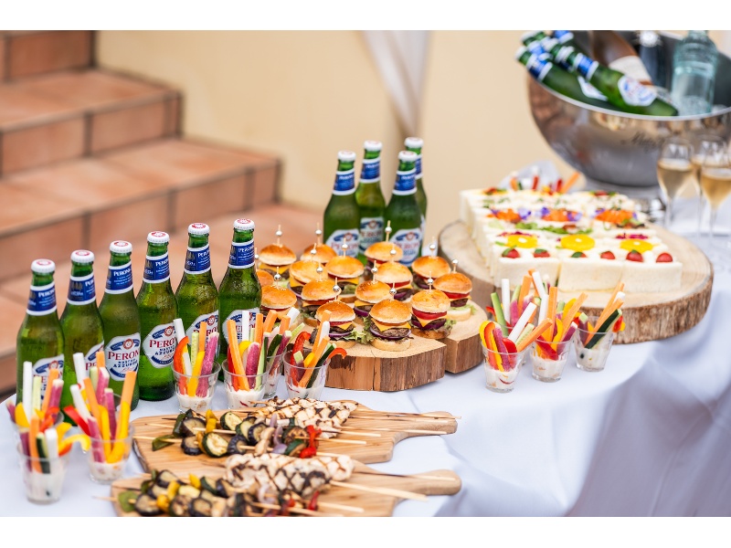 【ブッフェスタイル】
カジュアル・自由にお過ごししたい方にオススメのスタイルです。
同窓会やお子様が参加されるご宴会にぴったりです。