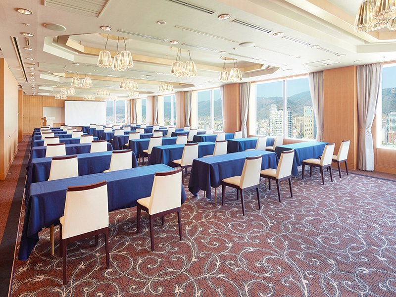 34階　スカイバンケット【Seiun -星雲-】
桜の木が持つ独特の温かさを充分に活かした宴会場です。ホテル34階に位置し、窓からは美しい六甲の山並みと素晴らしい市街の風景が広がり、最高の雰囲気の中での宴をお楽しみいただけます。