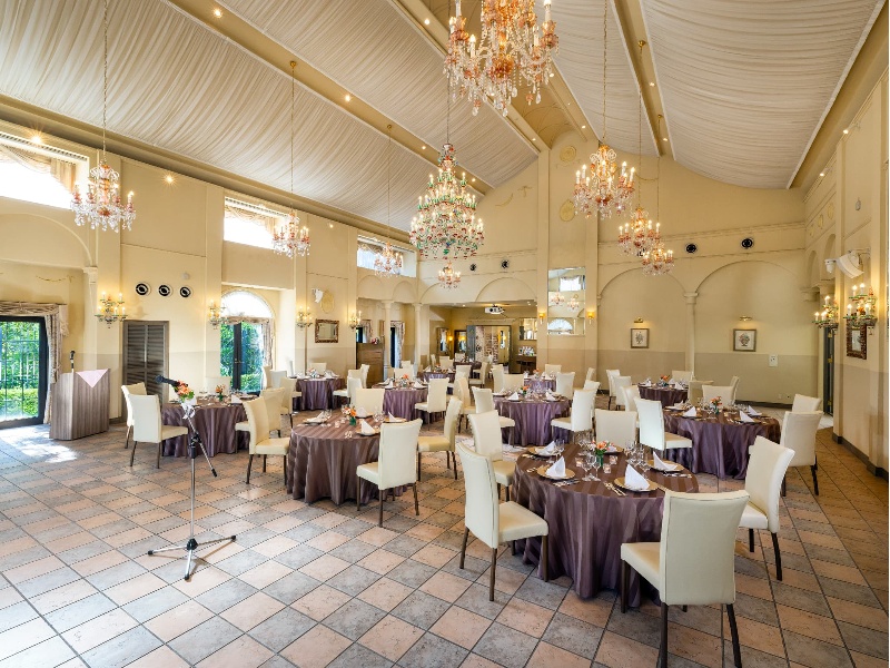 会議やセミナーの会場としてご利用いただけます。
大型スクリーンを利用して研修会も行うことができます。PCの接続や映像の放映など事前準備から当日の運営もお手伝いしますので安心してご相談ください。

