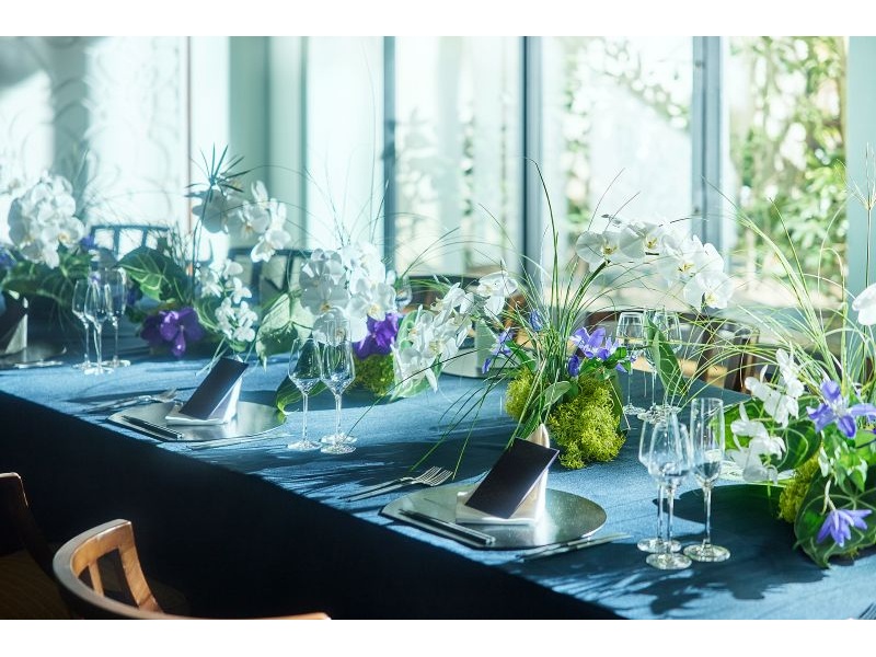 別邸KEYAKI　1F【リンデン】
縁起の良いとされる菖蒲の天井画が飾られ、上質で落ち着いた空間です。ゆっくりとした時間の中で特別な一日をお過ごしいただけます。
着席：38席 立食：40名 スクール：27名 シアター：58名 流し：24席