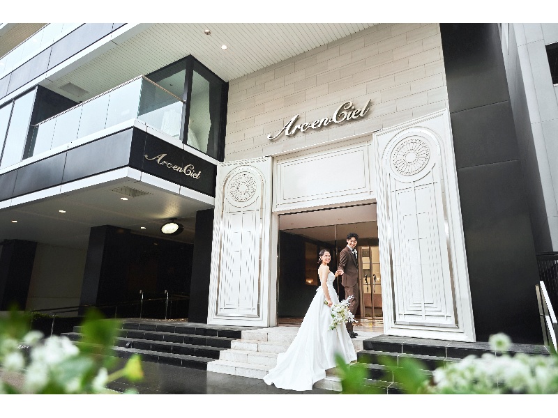 パリのシャンゼリゼ通りのホテルをコンセプトとした結婚式場アルカンシエル横浜。街の中にたたずむ隠れ家的なスポットでいつもと違うちょっと贅沢なパーティーをしてみませんか？