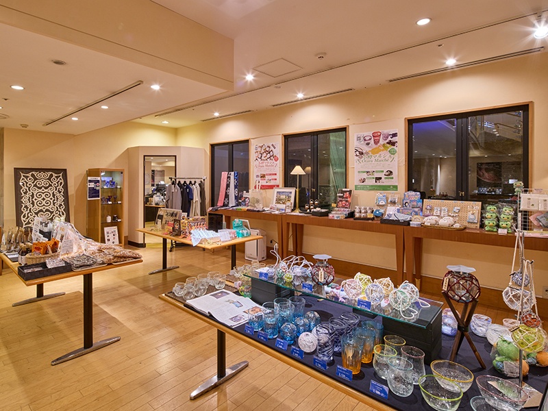 小樽マルシェ
小樽銘菓やアイヌ民族の工芸品、小樽ならではのガラス製品など、北海道・小樽ならではの豊富なおみやげ品が揃うロビーショップ。