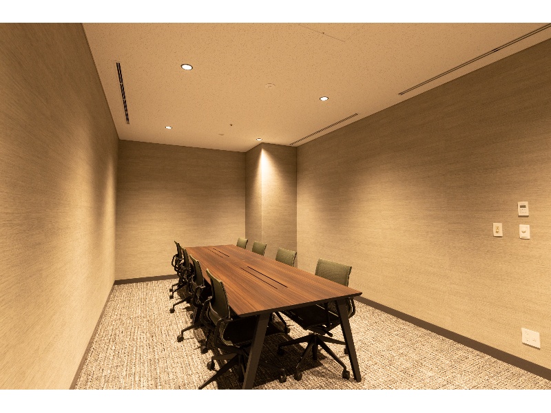 Meeting Room1(8名)
落ち着いたトーンで安定感のある座り心地の椅子を採用し、会議に集中していただきやすい空間です。打合せや控室、社内外のミーティングや商談にも適したお部屋です。
