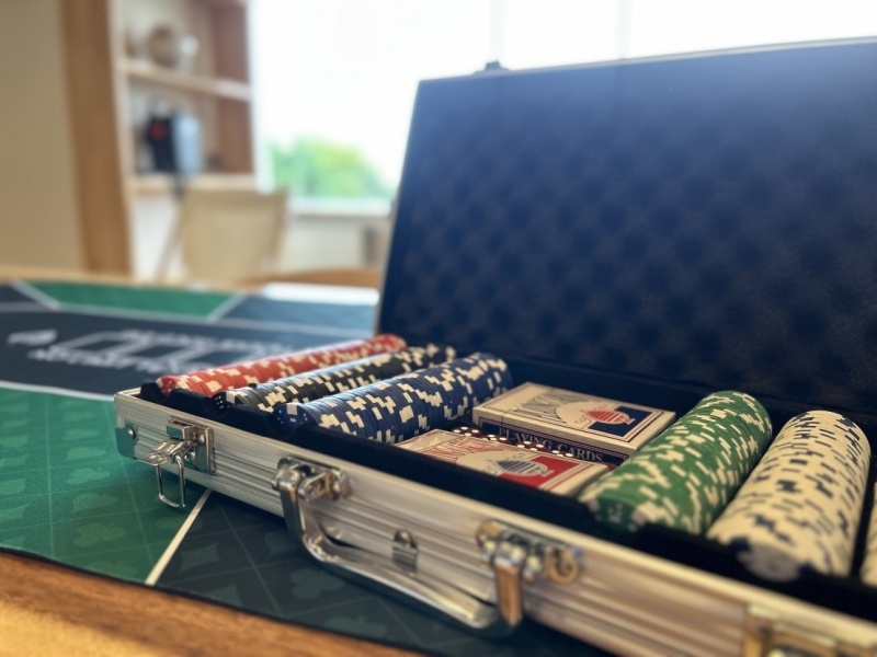 ラウンジにはポーカーやバカラができるテーブルマットとチップをご用意いたしました。気軽にカジノ気分がお楽しみいただけます♪