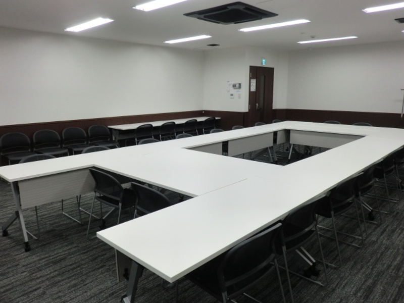 【Room4B】利用例：ロの字スタイル　※スクールスタイルでの貸出しです。ロの字へ変更はお客様にてお願いいたします。