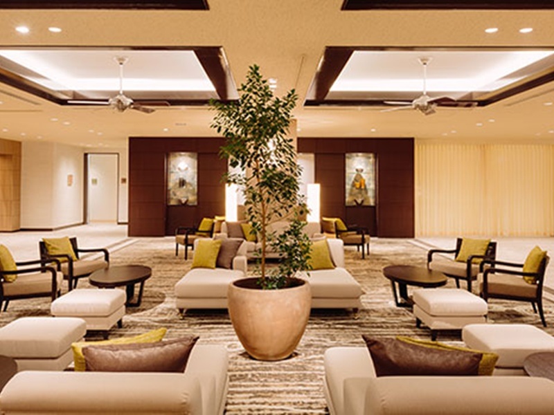 会場前のロビー（約400m²）に専用クロークなどの設備も利用可能