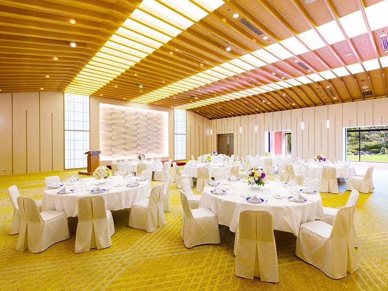 中宴会場【 Akebono -曙-】
曙を思わせる、あでやかな光を放つ船底天井。雅な印象とともに上質で華やかな空間を演出いたします。プロジェクターとスクリーンが完備されており、各種会議や懇親会にご利用いただけます。