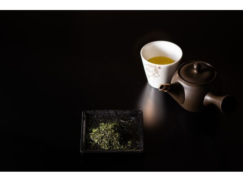 【AKAGANE CAFE】
普段はバリスタが淹れる本格カフェが楽しめるCAFÉとしてご利用いただけます。また、創業４５０年の京都宇治の老舗茶舗・上林春松本店が選定した玉露と煎茶を、実際にお客様自信が急須で淹れてお愉しみいただけます。