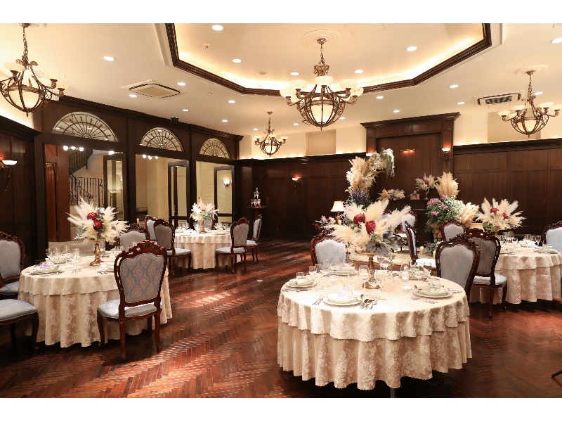 【エドワードホール】最大40名様まで着席可能なエドワードホールは様々なシーンにオススメ♪シックな内装は大人の雰囲気が漂う落ち着く空間。
オープンキッチン、バーカウンター完備。