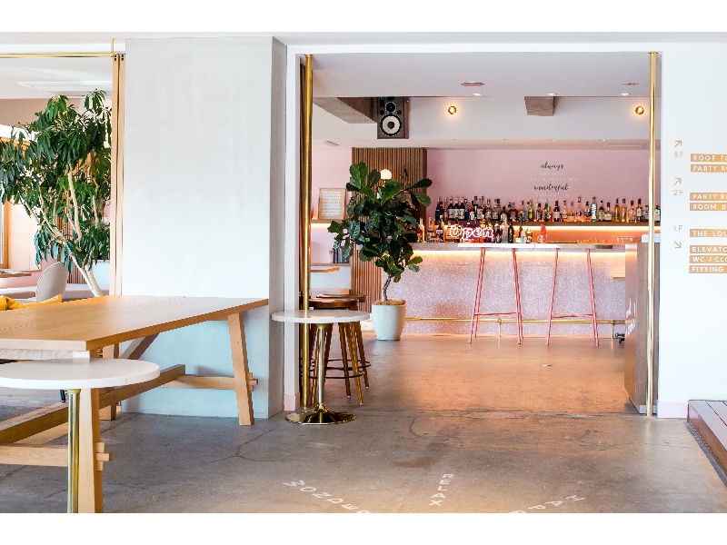 カジュアルで親しみやすい空間,２フロアを行き来しながらのご利用が可能です。