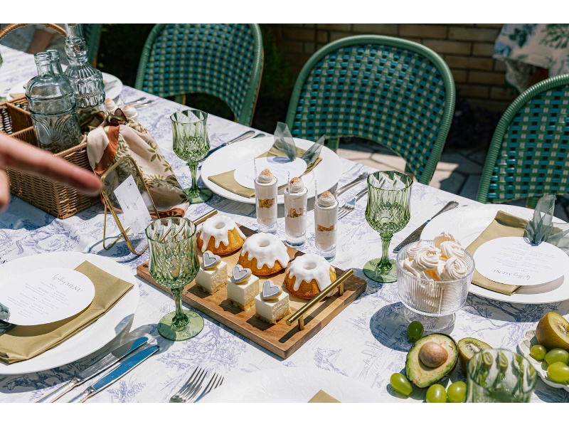 【デザートビュッフェもあります】
各会場では、デザートビュッフェもございます。
色とりどりのデザート・ケーキで女性たちも盛り上がること間違いなし!