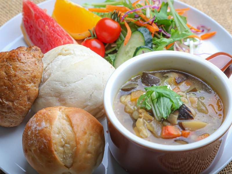 ホットドッグやパンをお楽しみいただけるハーフビュッフェ