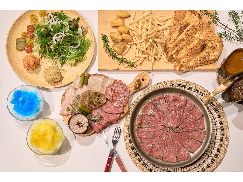 【BEER HALL】
夏に楽しむ肉の宴