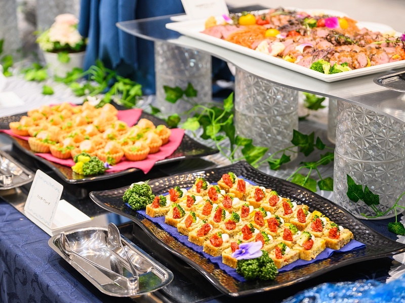 ケータリング（ホテル仕様のパーティー料理、お弁当、ドリンク等）はグループ会社と連携してご用意。※写真はイメージ