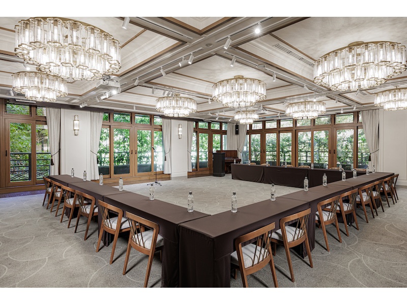 ・2F The Ball Room
2F 着席：128名様 　スクール形式：96名様
面積 150㎡
開放的な二面ガラス張りの窓から差し込む自然光が美しく、「舞踏室」の名を冠する壮麗なバンケットです。