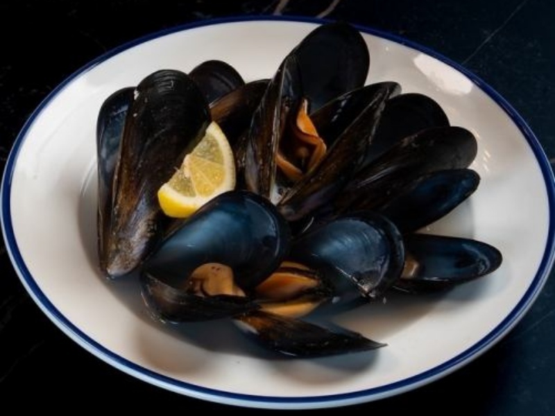 ムール貝は黒コショウで蒸しあげる