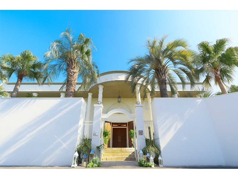 JR駐中央線「神領駅」から徒歩3分の好立地。無料専用駐車場も40台完備。