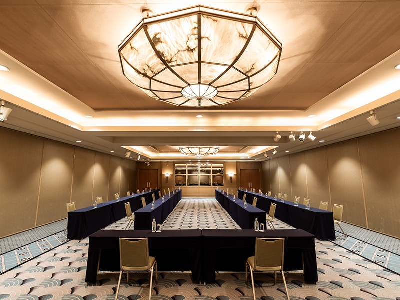 大宴会場「プリンスボールルーム」に次ぐ広さを誇る中宴会場「クリスタルボールルーム」は、3分割した会場としてもご利用いただけます。（レイアウト例）