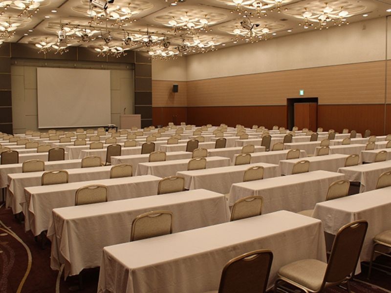 2F 大宴会場 丹頂・白鳥
大規模なパーティーやイベントの他、試験会場や講演会にご利用いただけます。