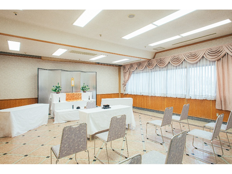 法要を執り行う場合は「祭壇」を組むことが可能。線香や焼香、お供え花などのご用意が可能。仏教宗派ごとの仏具も提供可能。