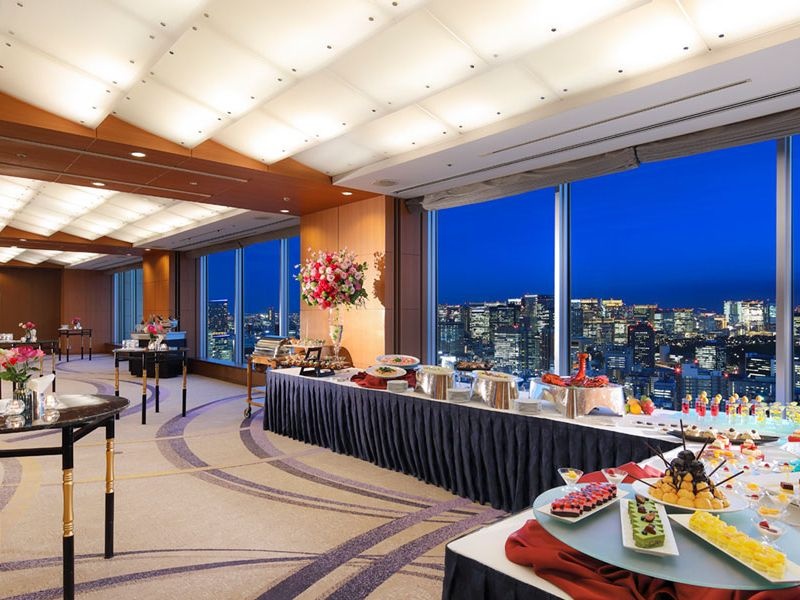 スカイバンケット
晴れていれば都心の超高層ビル群のスカイラインを望める42F スカイバンケット。ため息が出るほど素晴らしい眺望があります。日が沈む頃には、夕日やイルミネーションもおもてなしの一品。ウェディングパーティにレセプションに、華やかな時が流れます。