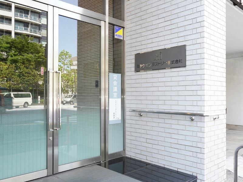 東京メトロ丸ノ内線 四谷三丁目駅 2番出口から徒歩2分 (約170m)。貸会議室の看板のある扉が目印です。