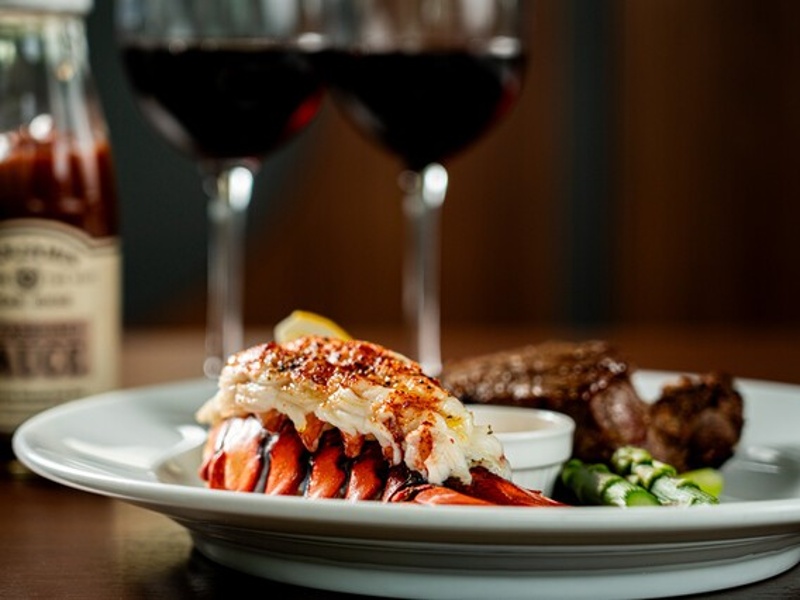 28日以上熟成させた最高級ビーフとライブロブスター、両方味わえる本格ステーキハウス