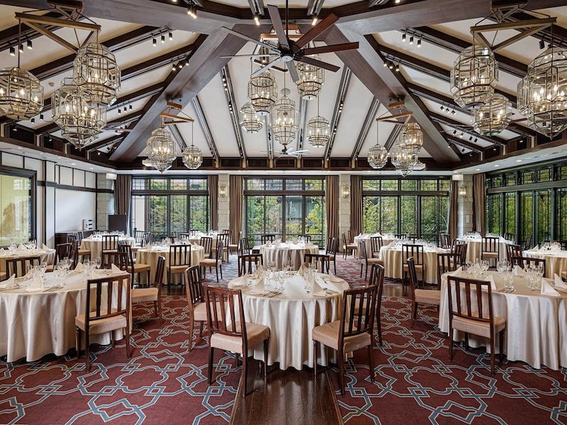 ■THE HIGASHIYAMA
着席	：160名様　        立食：180名様
スクール	：168名様　シアター：220名様
大きな2面の窓から自然光が降りそそぐ明るく開放的な空間には、竹内栖鳳の本物の絵画が飾られ、優雅なひと時をお過ごしいただけます。