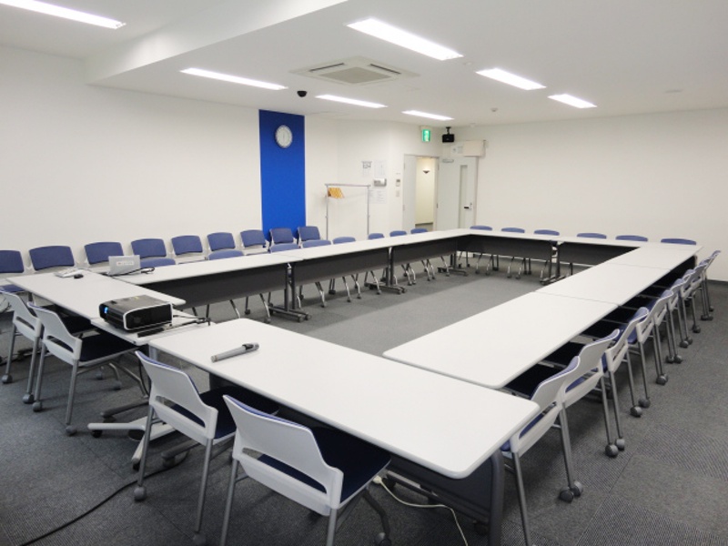 【Room5A】利用例：ロの字スタイル　※スクールスタイルでの貸出しです。ロの字へ変更はお客様にてお願いいたします。