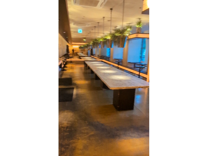 メイン会場の立食パーティーの広さのイメージ。
周りはベンチシートありますので
立食と言っても座る事が可能です。
名刺交換や情報交換会には立食が最適です