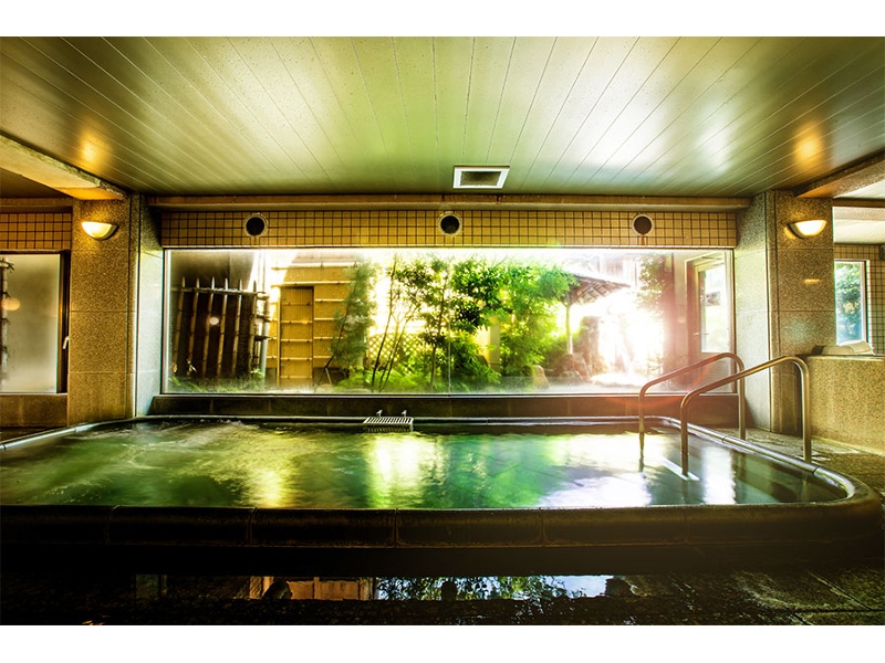 地史に残る「伏見の翁」も湯浴みに訪れたと伝わる宝来温泉。炭酸水素ナトリウム成分を含んだ温泉は肌触りが柔らかく旅の疲れをやさしく癒します。