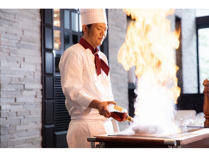 シェフが目の前でお肉を焼き上げる「炎のフランベ」