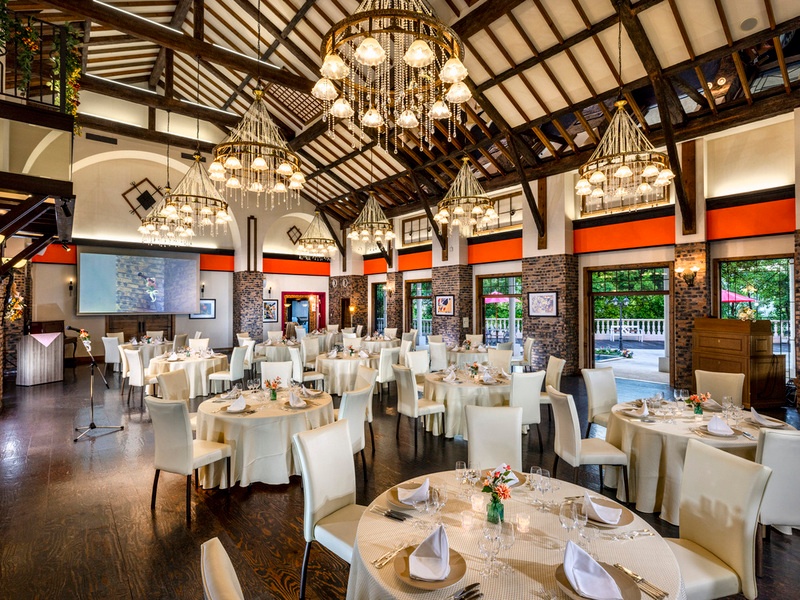 喜びや幸福感を象徴するオレンジをキーカラーとし、木の温もりを感じる会場