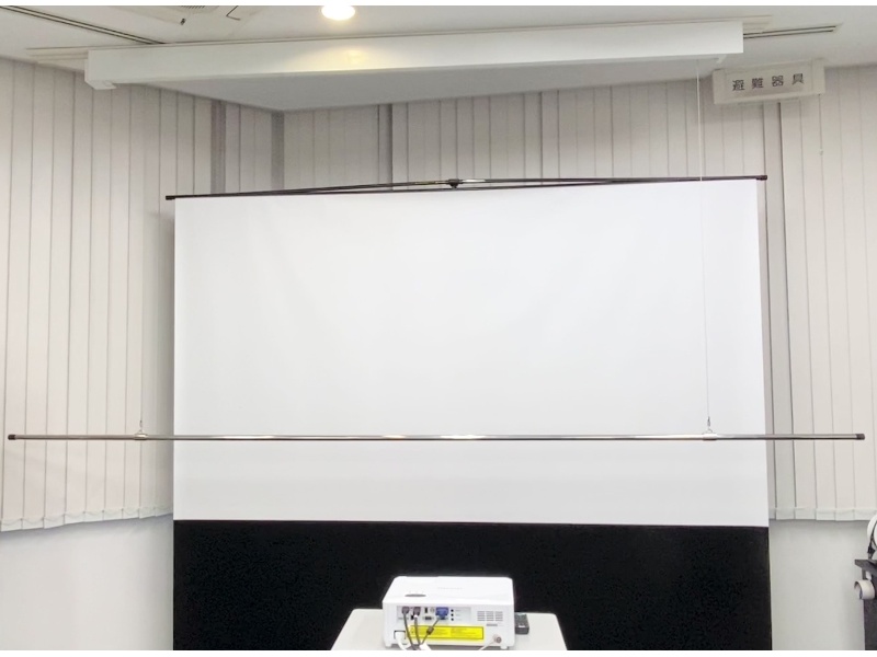 【多目的ホール】スクリーン上部に垂れ幕を掲示できる電動吊りバトンがございます