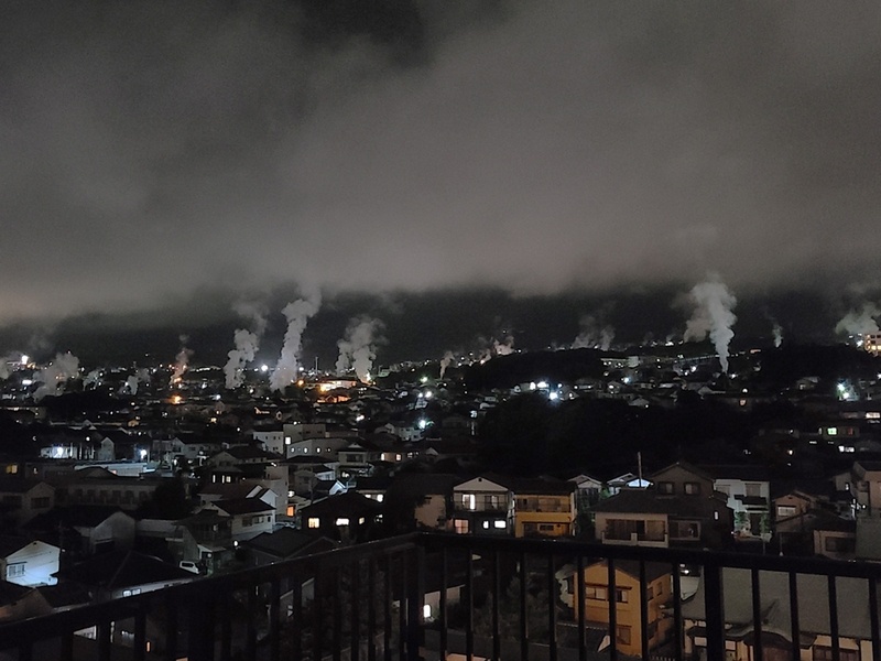 【テラス】
展望テラスはご宿泊者様は自由に出入りできます。
(鶴見岳側の夜景)
