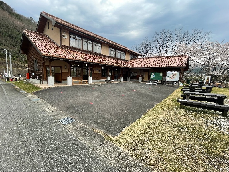小学校分校を移築した交流センター「わかす」