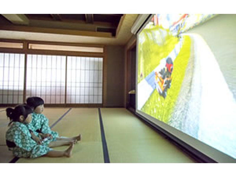 スクリーン、プロジェクター完備！プレステやDVDなど、200インチの巨大スクリーンで貸切でお楽しみ頂けます。30分　1,000円