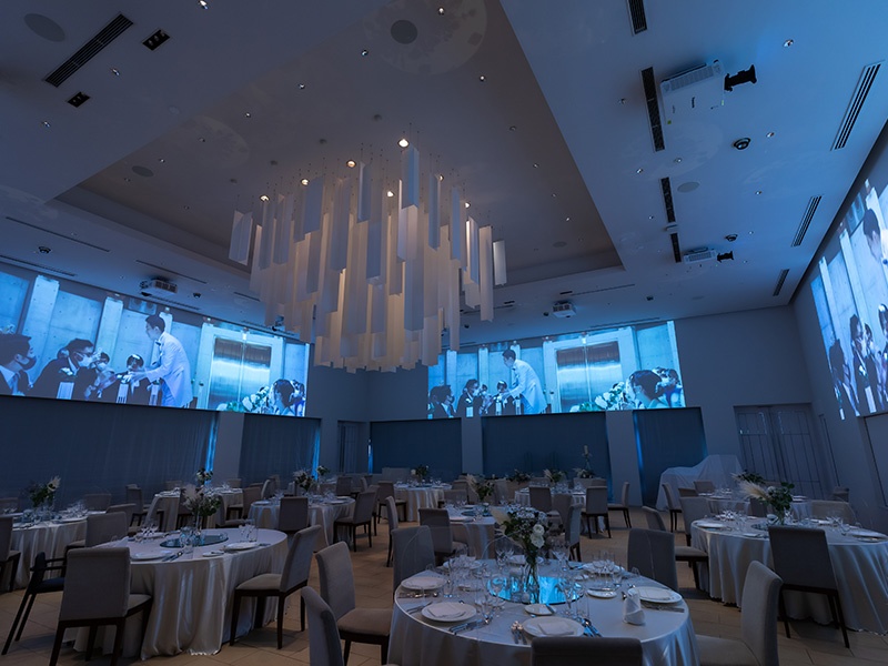 白い壁全体を使った映像設備を常設。ダイナミックな映像空間を創ることができ、華麗なパーティーやユニークなプレゼンテーションの演出が可能です。