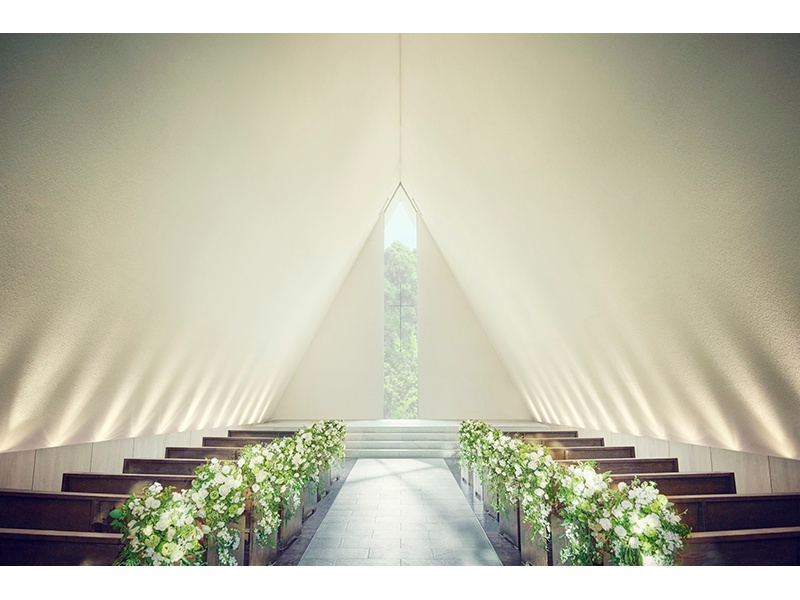 【チャペル】
印象的なプリズム型の空間がロマンチックな雰囲気を醸し出すチャペル。神聖な空間で、表彰式や入社式、演奏会など感動のセレモニーをお迎えください。
