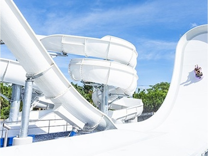 残波岬の青い海を望むリゾートプール。宴会やイベントの合間に、沖縄の太陽の下でリフレッシュできる贅沢な時間を。