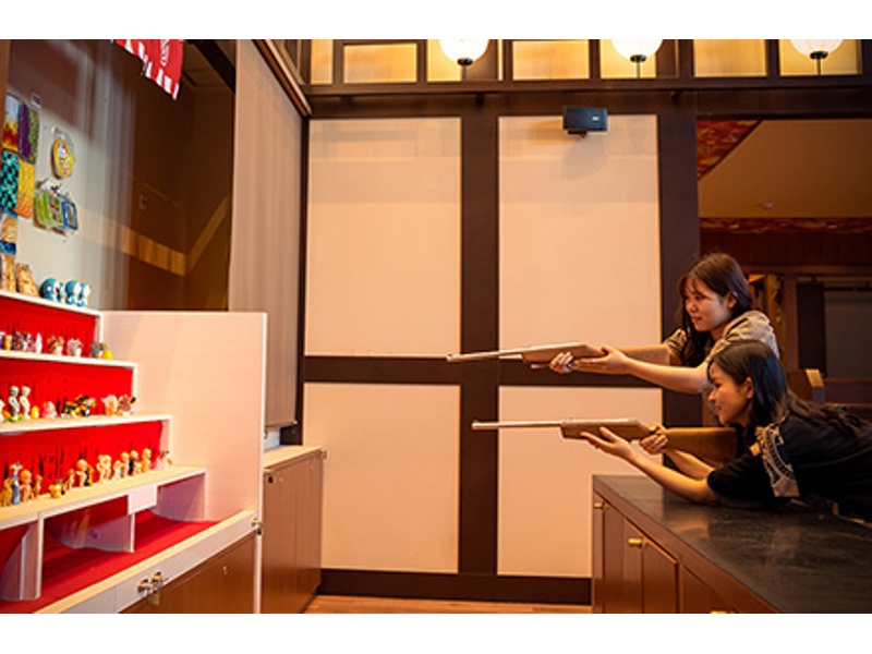 館内には射的などのレトロな雰囲気を楽しめるプレイコーナーがあり、社員旅行や研修後のリフレッシュコンテンツとしてもご利用いただいています。