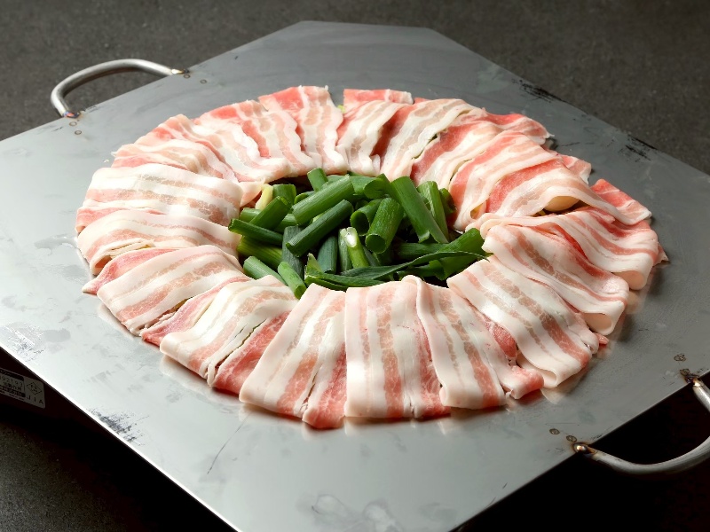  “国産ポーク” リーズナブルコース◆キムチや牛すじなどの前菜に加え、国産ポークを炊き肉スタイルで味わう！締め物まで◎《デザート付》