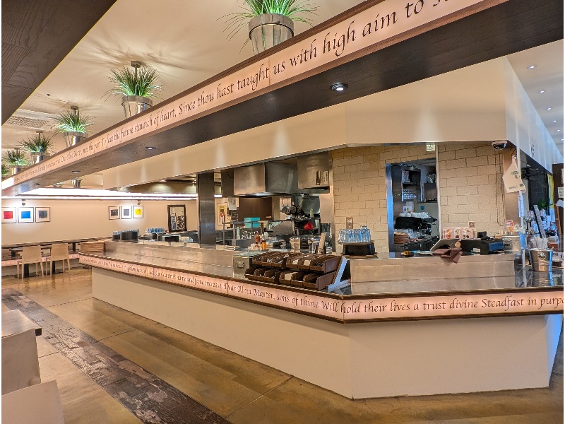 キッチン。
ブュッフェ形式で申し込まれた場合は
このカウンターに料理を並べるパターンがあります